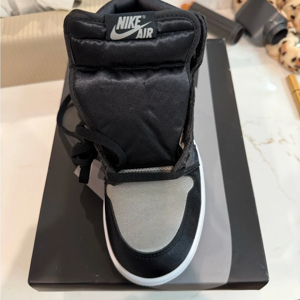 WMNS AIR JORDAN 1
RETRO HI OG - Picture 2 of 4